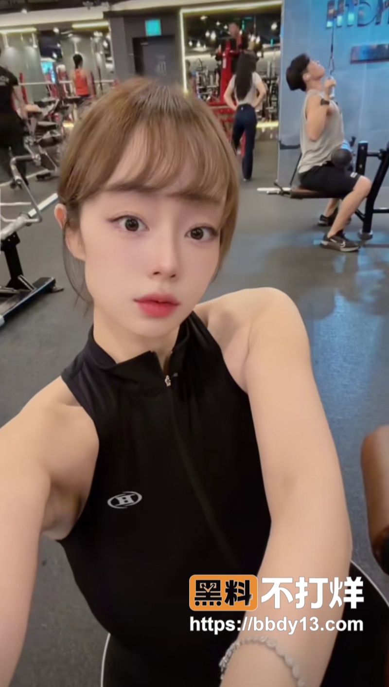 高颜值巨乳健身博主SUSU01