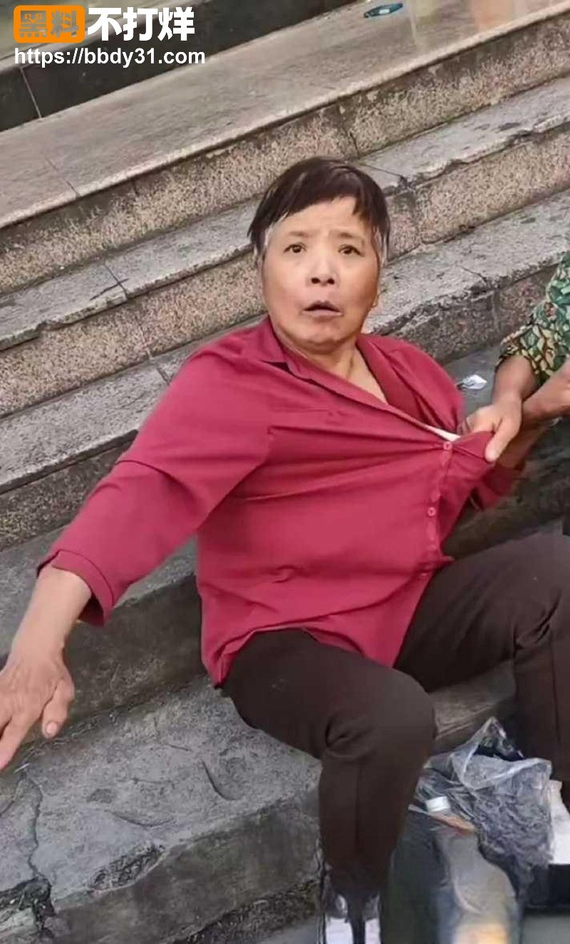 中国大妈为塑料瓶街头互撕拽衣领3