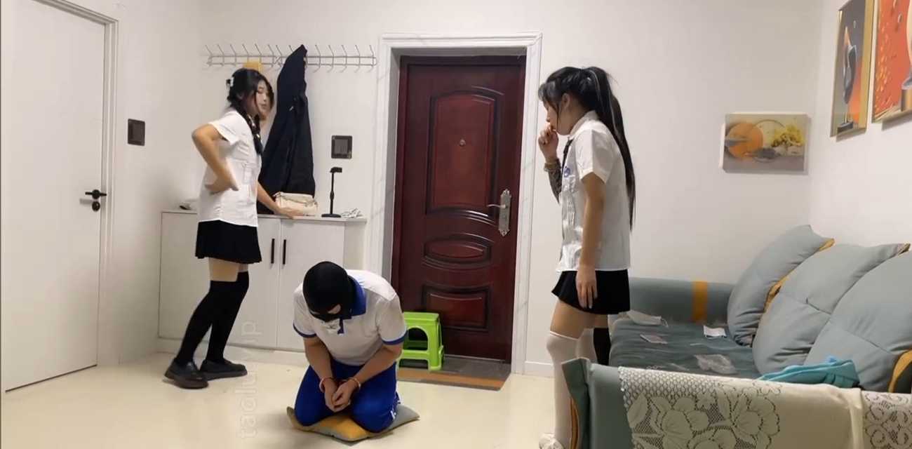 网传精神小妹 处刑打小报告的同学视频曝光 全过多名JK女生家中围殴头套同学
