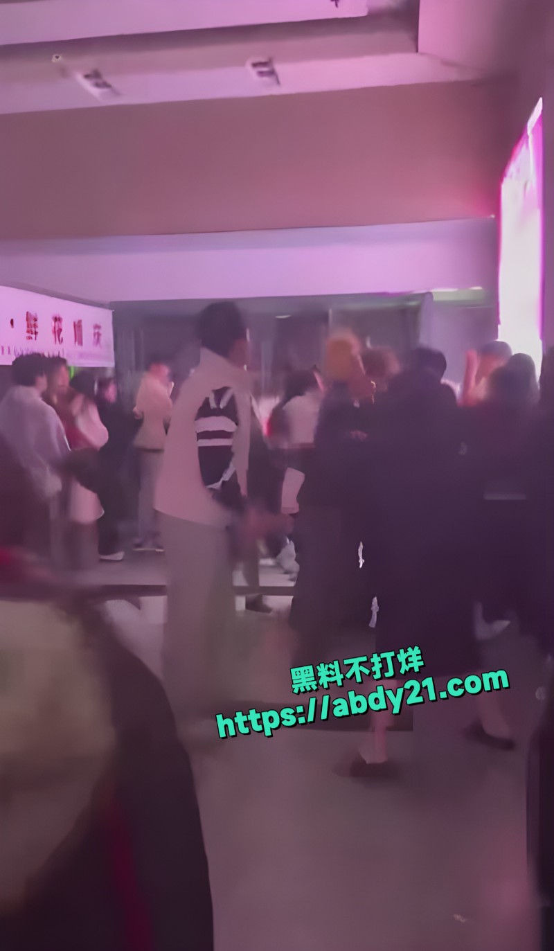 商场精神小伙大乱斗2
