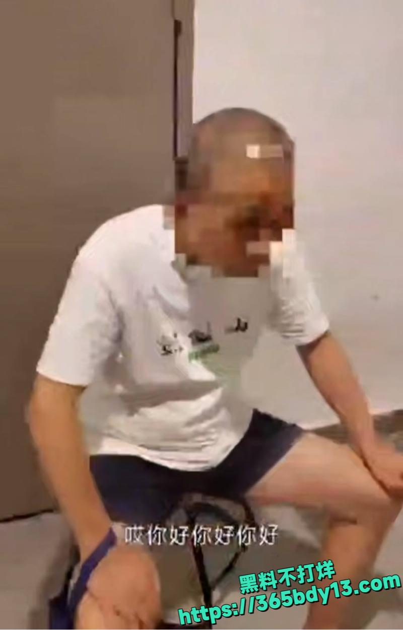1米9男网红跨女洛丽塔装挑战禁烟2.