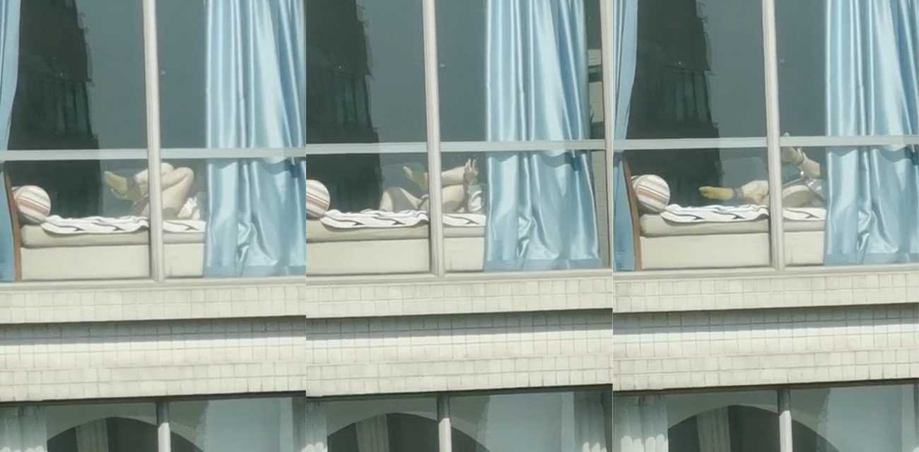 邻家少妇趁好天气把鲍鱼拿出来晒太阳 性瘾大发窗边抠逼自摸