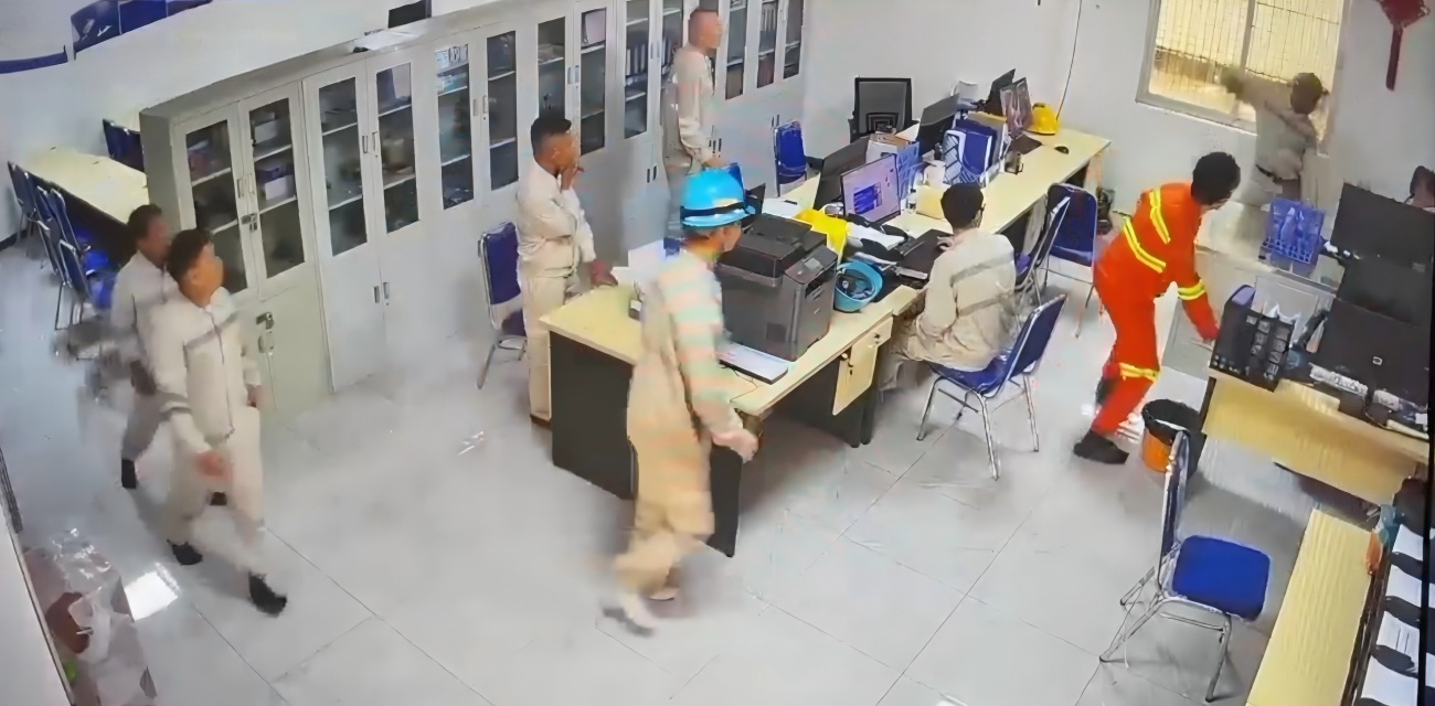 老实人好欺负？项目办公室工人捅领导4刀 众人拦不住现场十分乱套