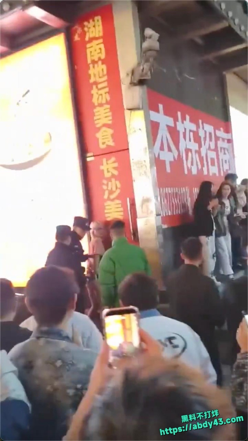 女子当众与一名男子发生不雅行为8