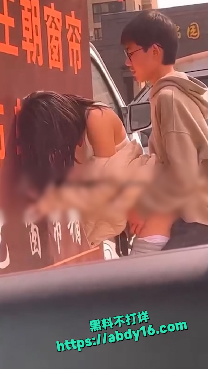 在小区门口打炮野战门事件 4