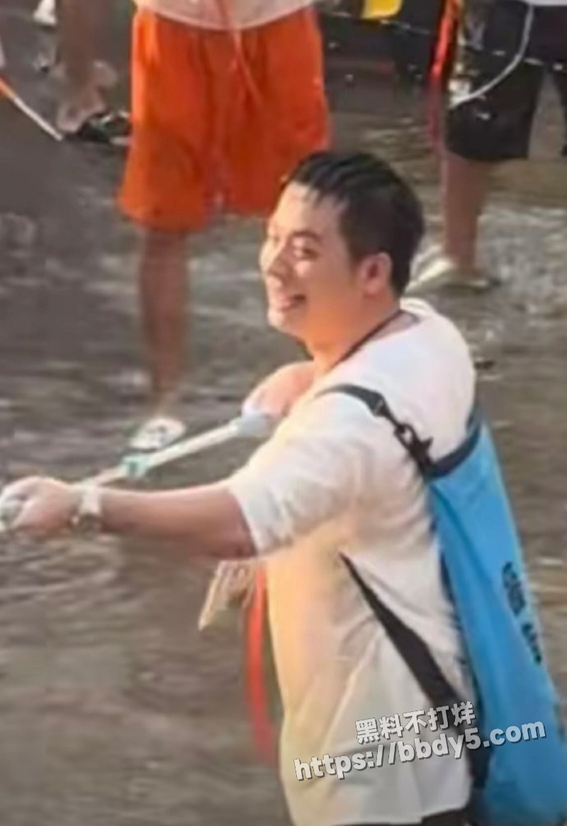 云南西双版纳景洪市的泼水节1