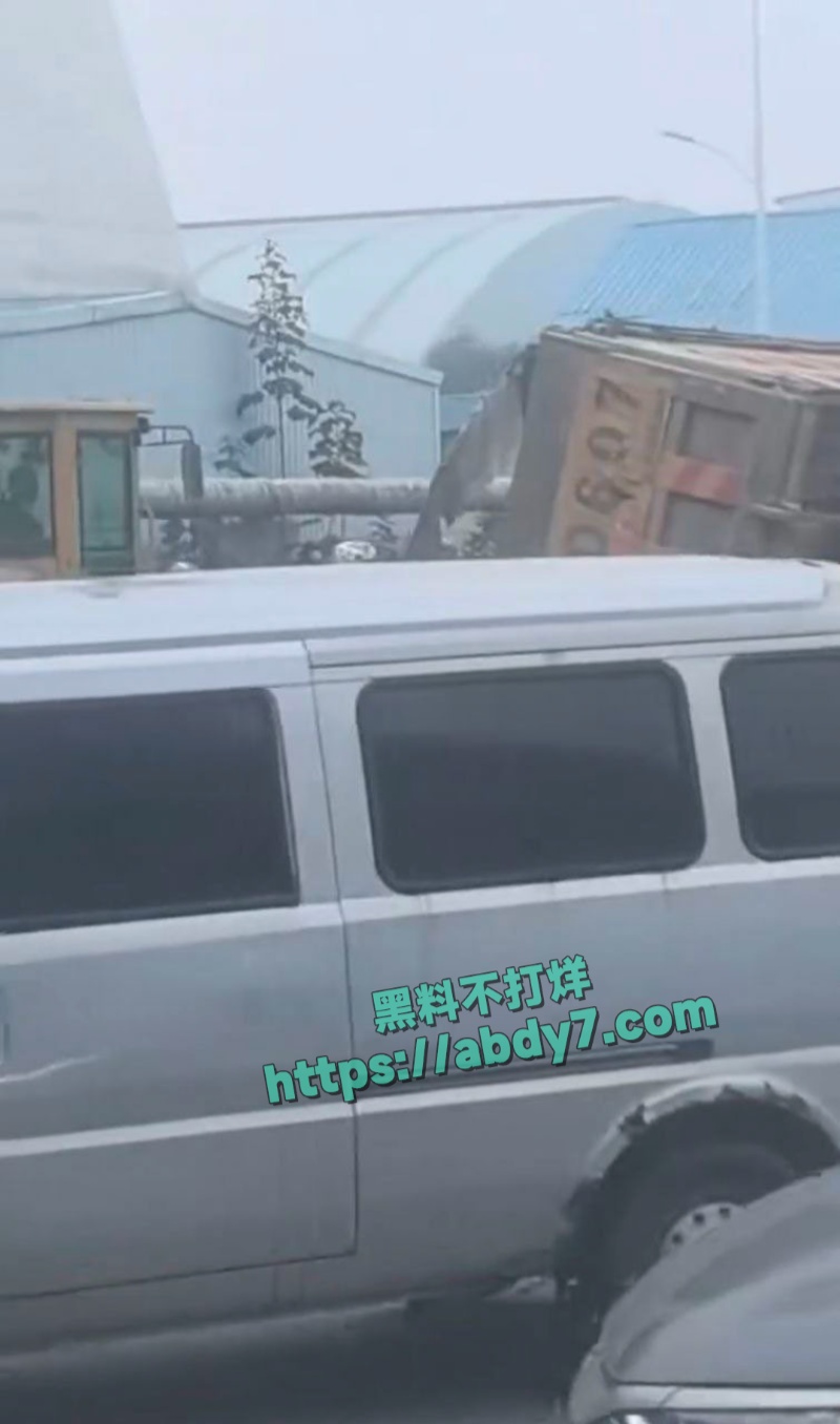 烟台渣土车侧翻掩埋两车事件详报 6