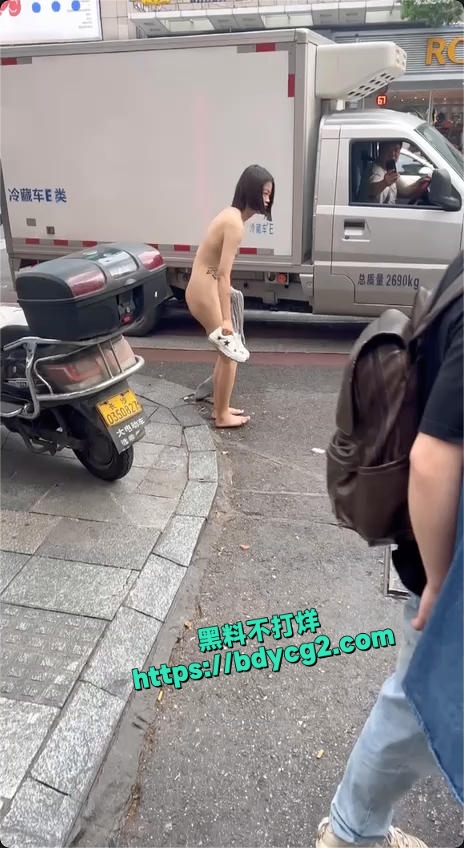 和男朋友吵架一气之下当众脱光衣服行走2