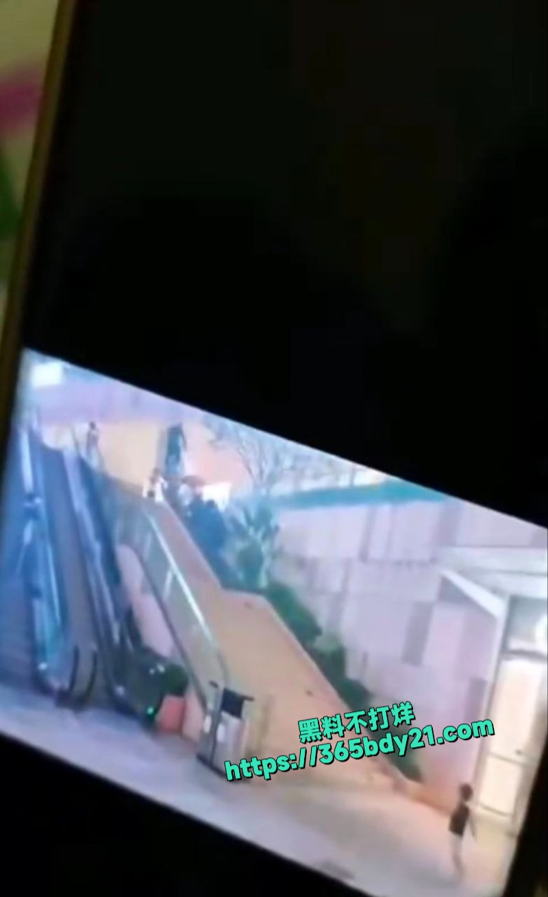 深圳初中生骑自行车速降撞到小孩 3