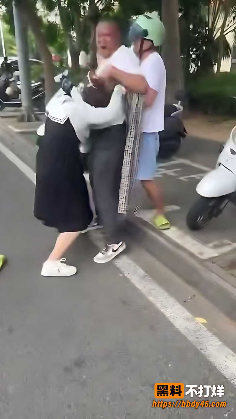 原配当街撕渣男和小三2