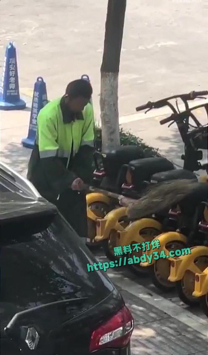 大爷公共场所拿扫把打飞机