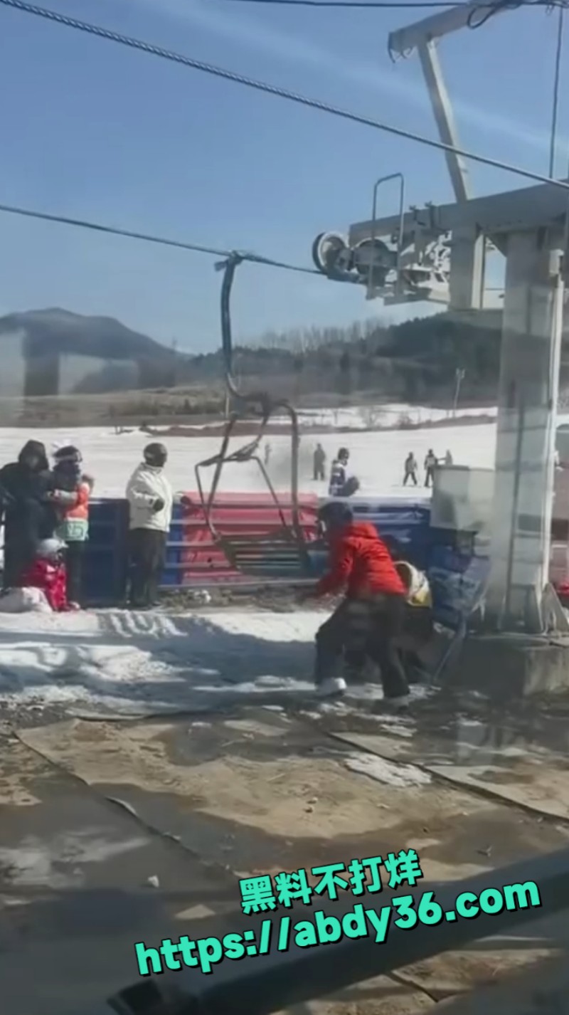 辽宁某滑雪场突发缆车失控 2
