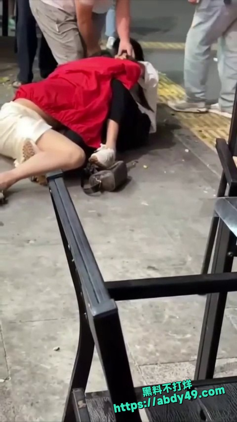 姐妹打架 衣服全被扯掉 5