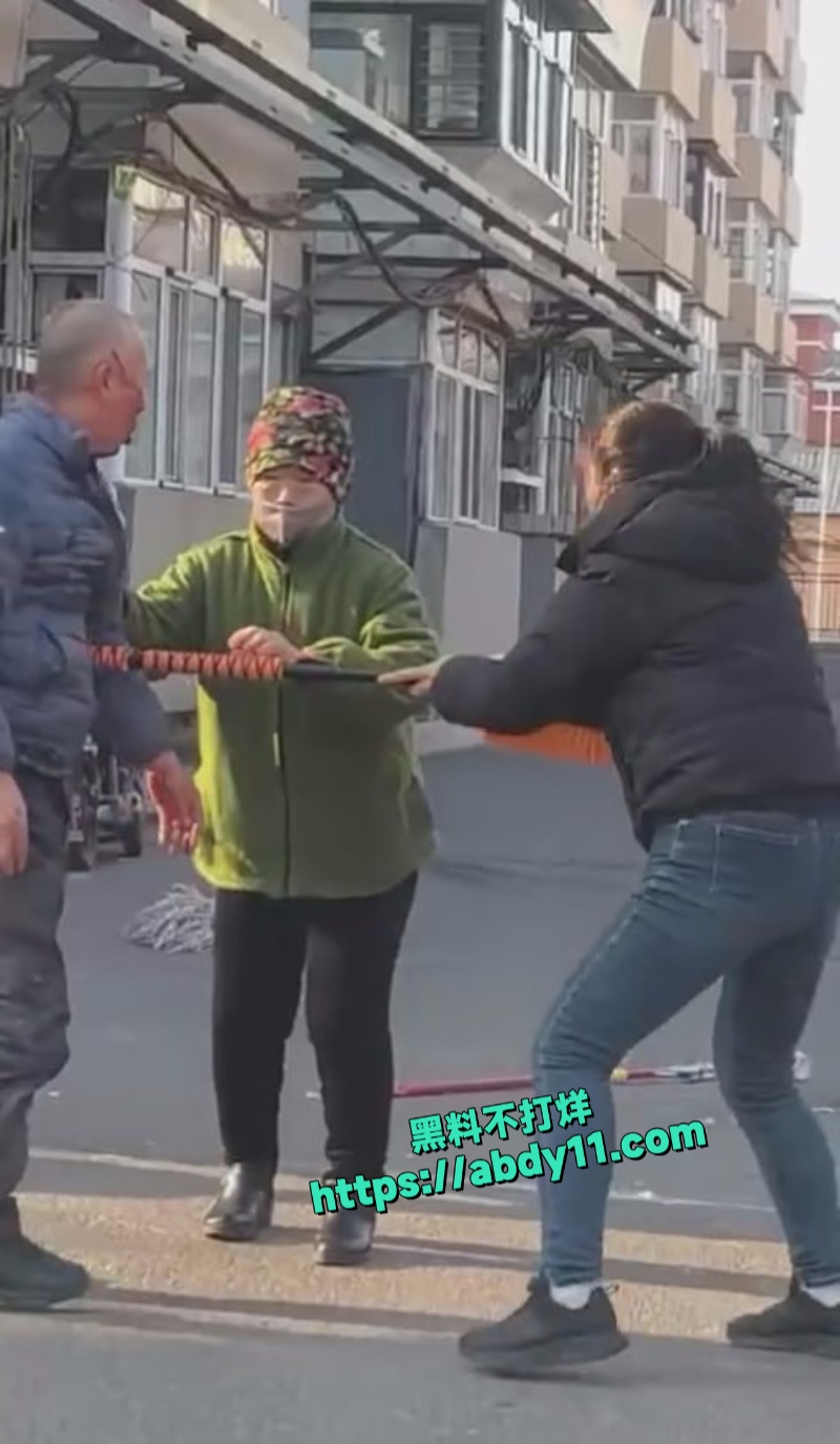 大爷被街头恶狗拼命撕咬不松口 8
