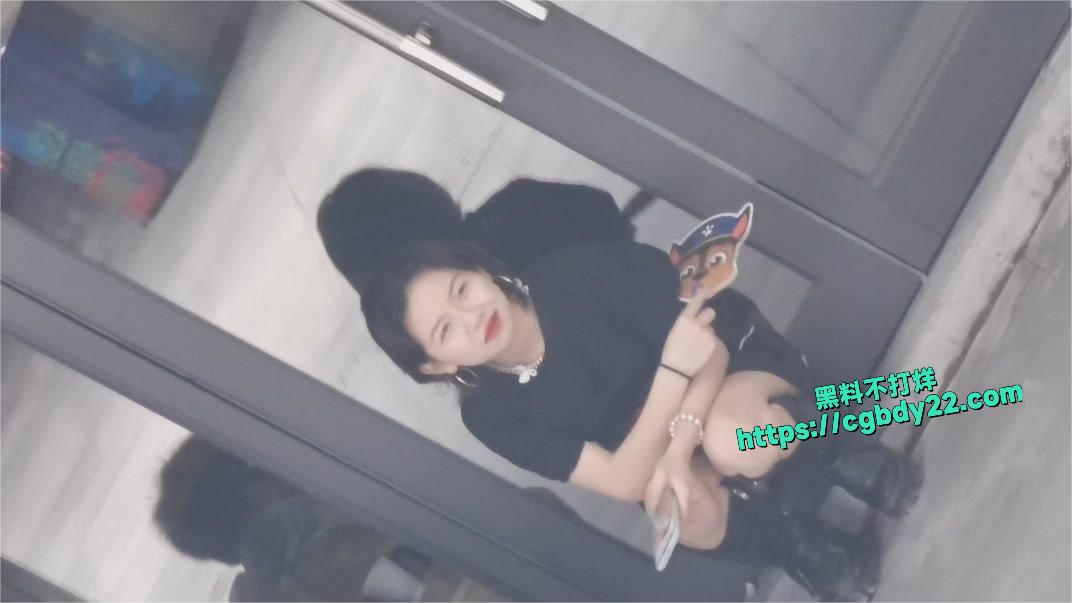 尾随偷拍路边长靴美女