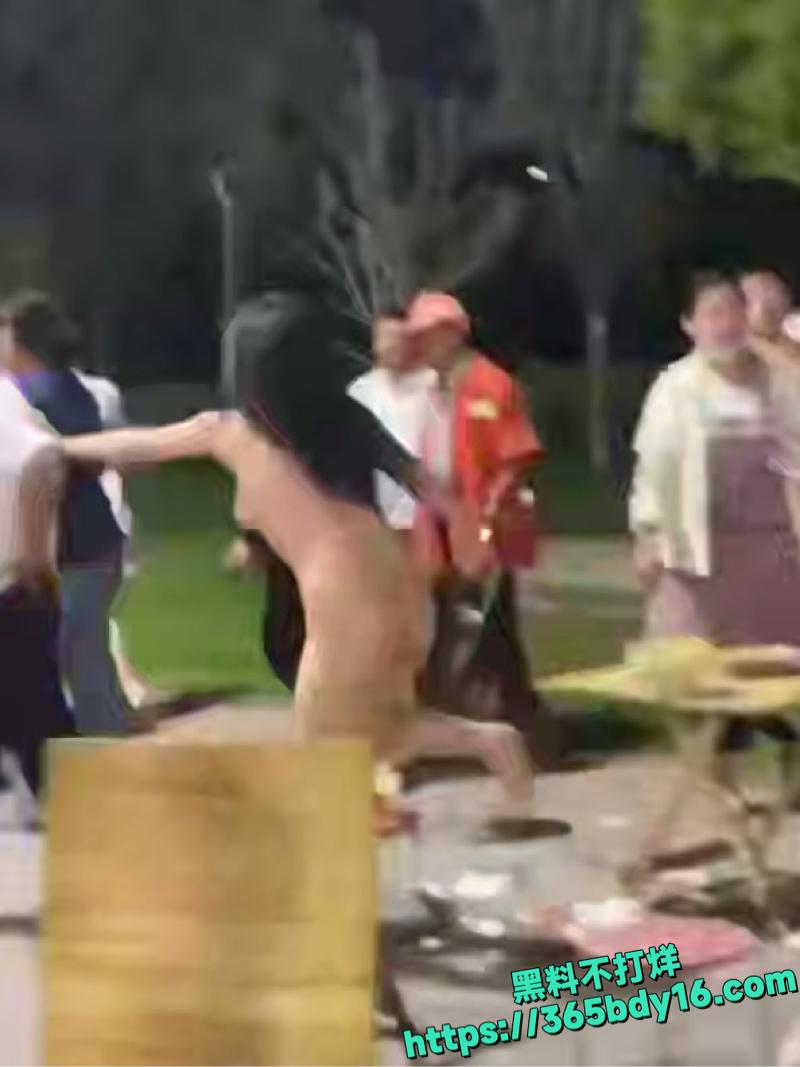 喝醉女孩当街裸奔引围观混乱7.