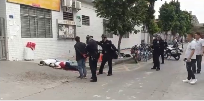 东莞 长安镇上角社区 猛男遇到黑主管 1杀4现场视频曝光