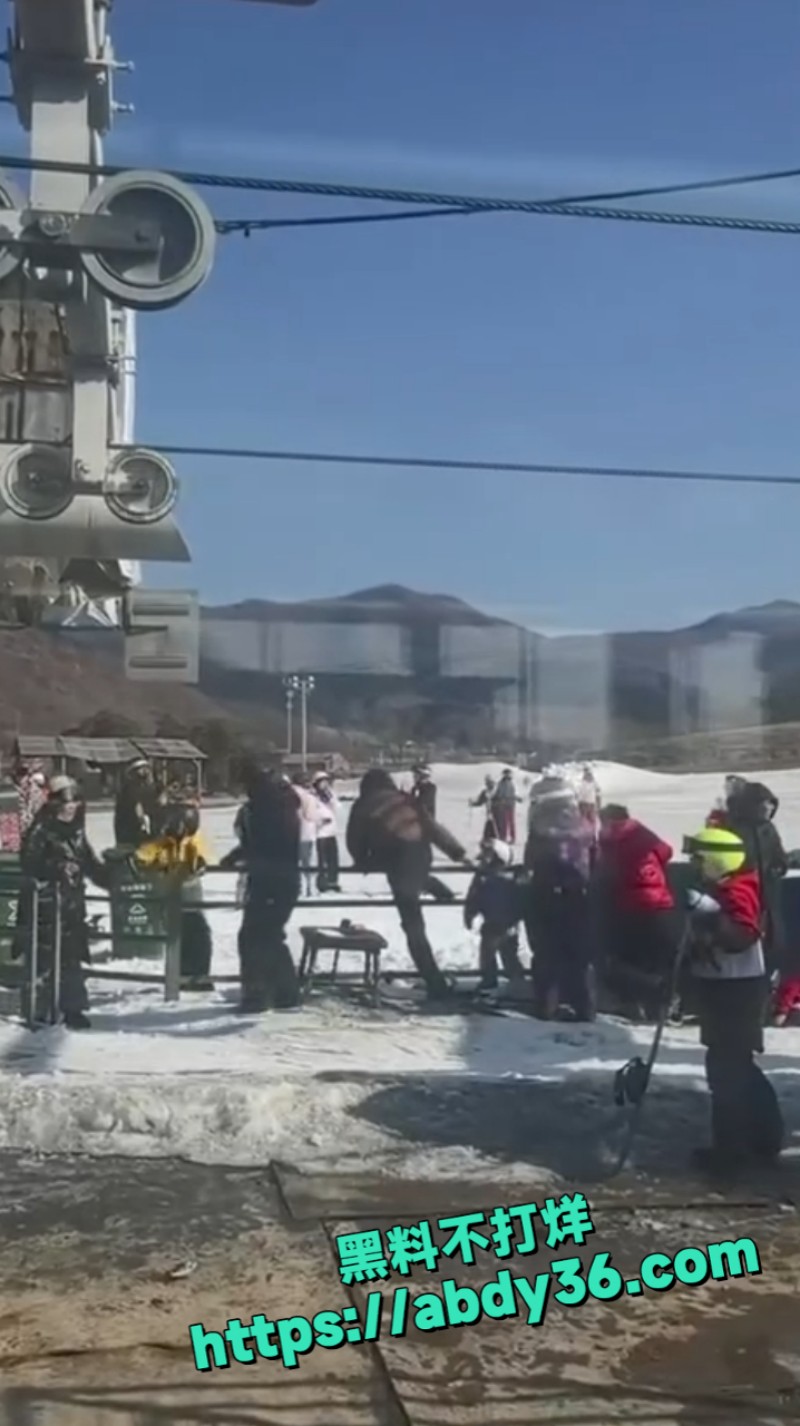 辽宁某滑雪场突发缆车失控 6