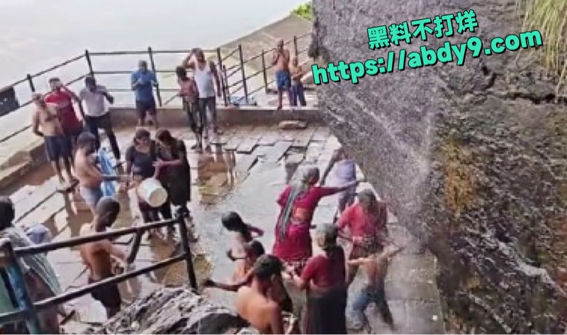 印度游客在庐山五老峰溪谷脱光洗澡 3