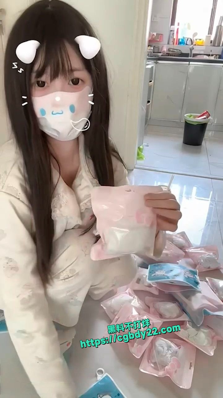 成都东软学院广韶敏 宿舍展示身材引金主关注1