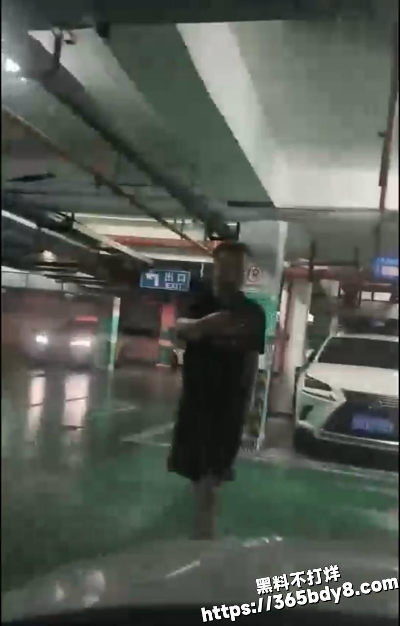 苏州女子停车压线4