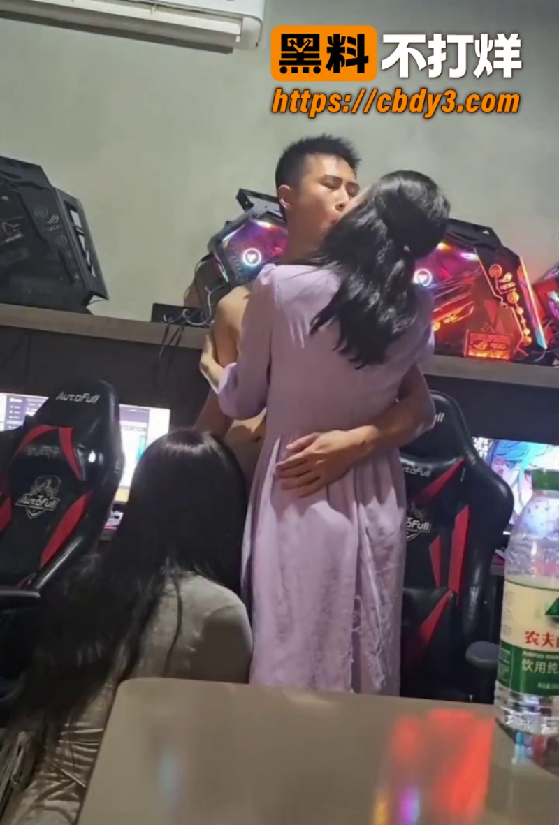 两姐妹为了能吃上这根粗大坚挺的大鸡巴 6