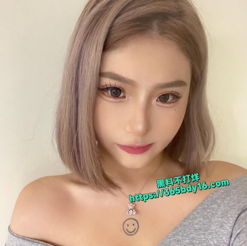 在社交媒体上坐拥6000粉丝的极品高颜值爱狗人士小若13
