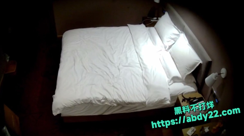 天眼酒店偷拍眼镜妹1