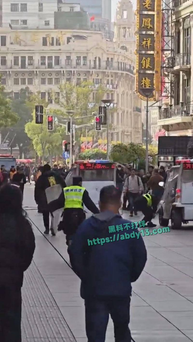 上海南京东路惊爆持刀砍人血案 5