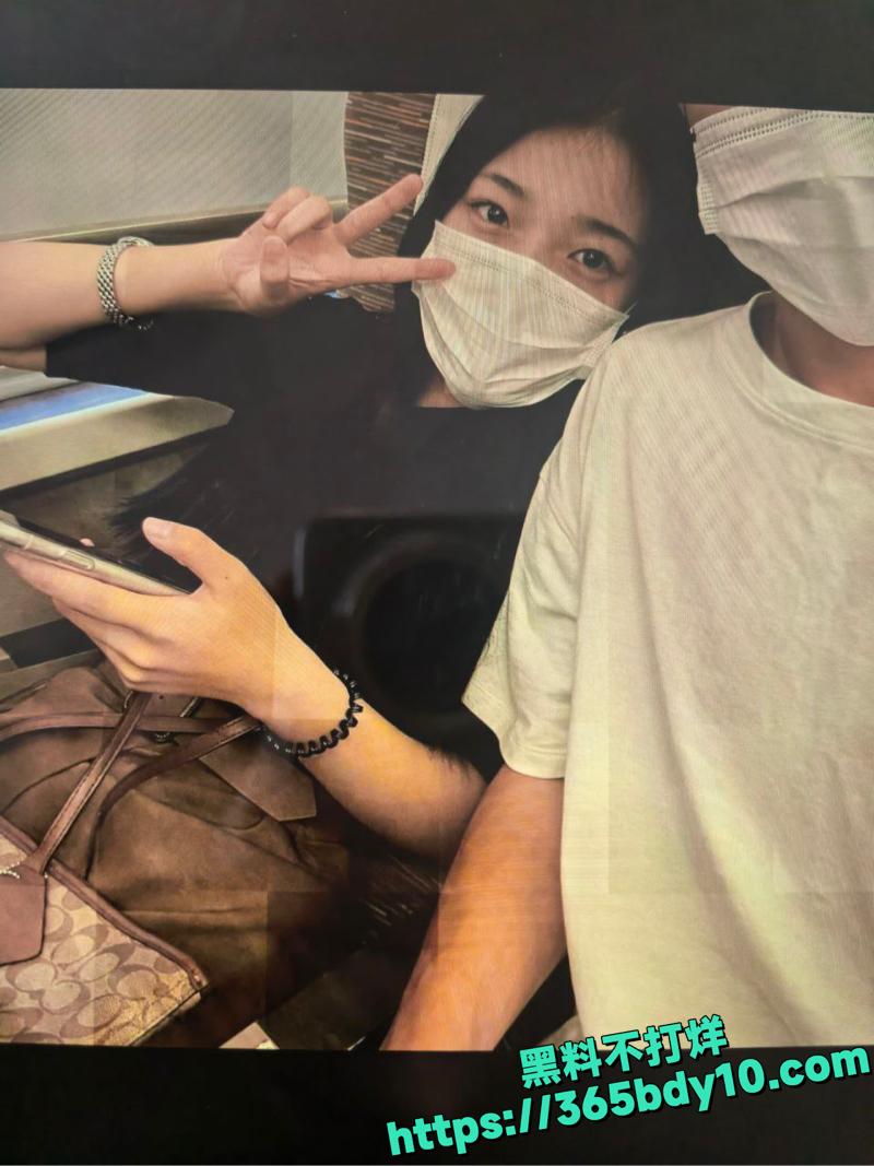 安徽00后嫩妹旅游激情自拍流出1.