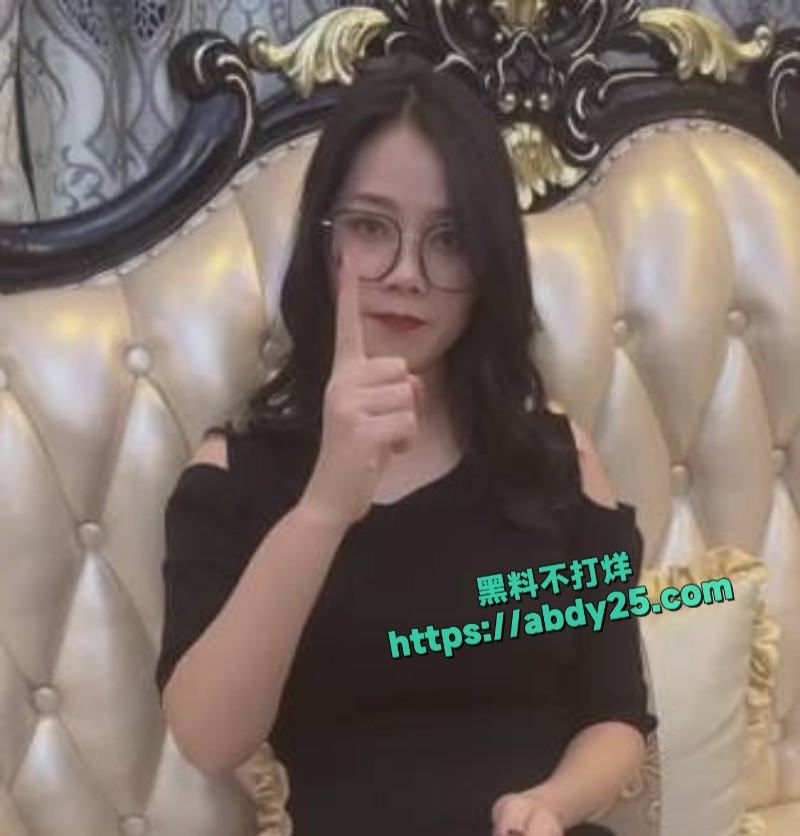 少妇蜜桃酱黑丝OL变身欲女1