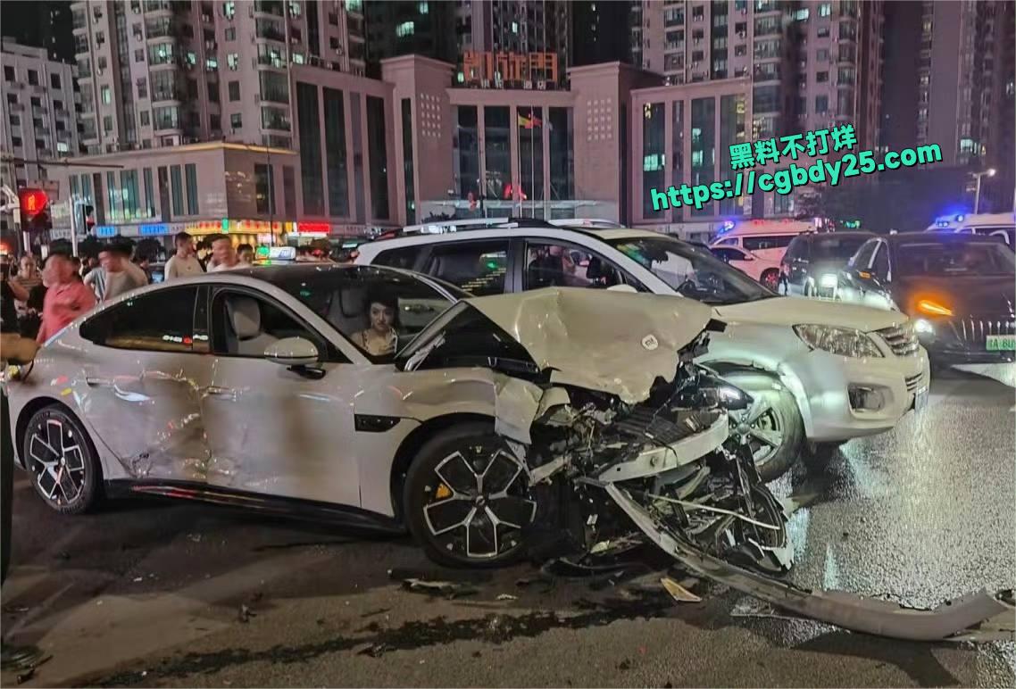 SU7女车主连撞17车7