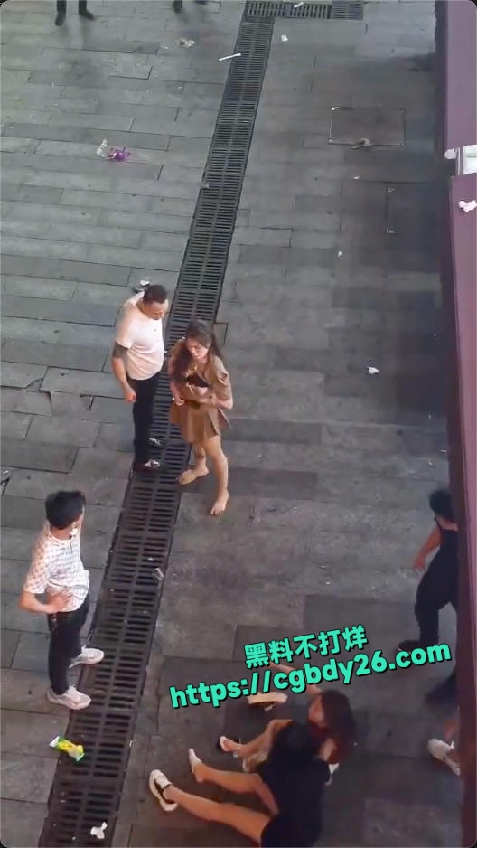精神小妹街头撕逼现场大奶子都打的露出来了2