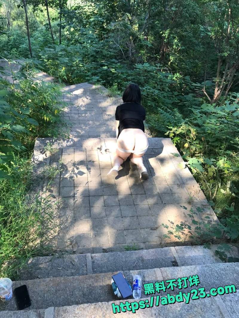 短发少妇爬山丝袜射腿视频1