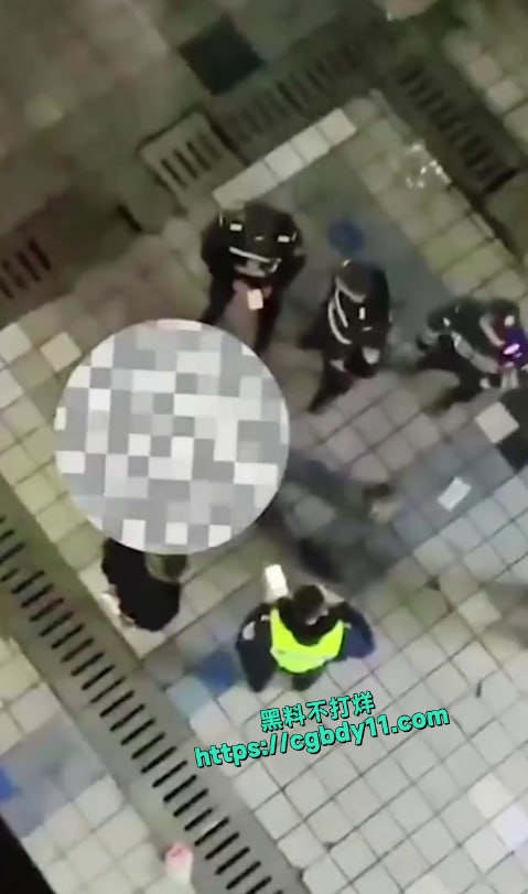 重庆女厕盗摄大神被当场捉现行 (3).jpg