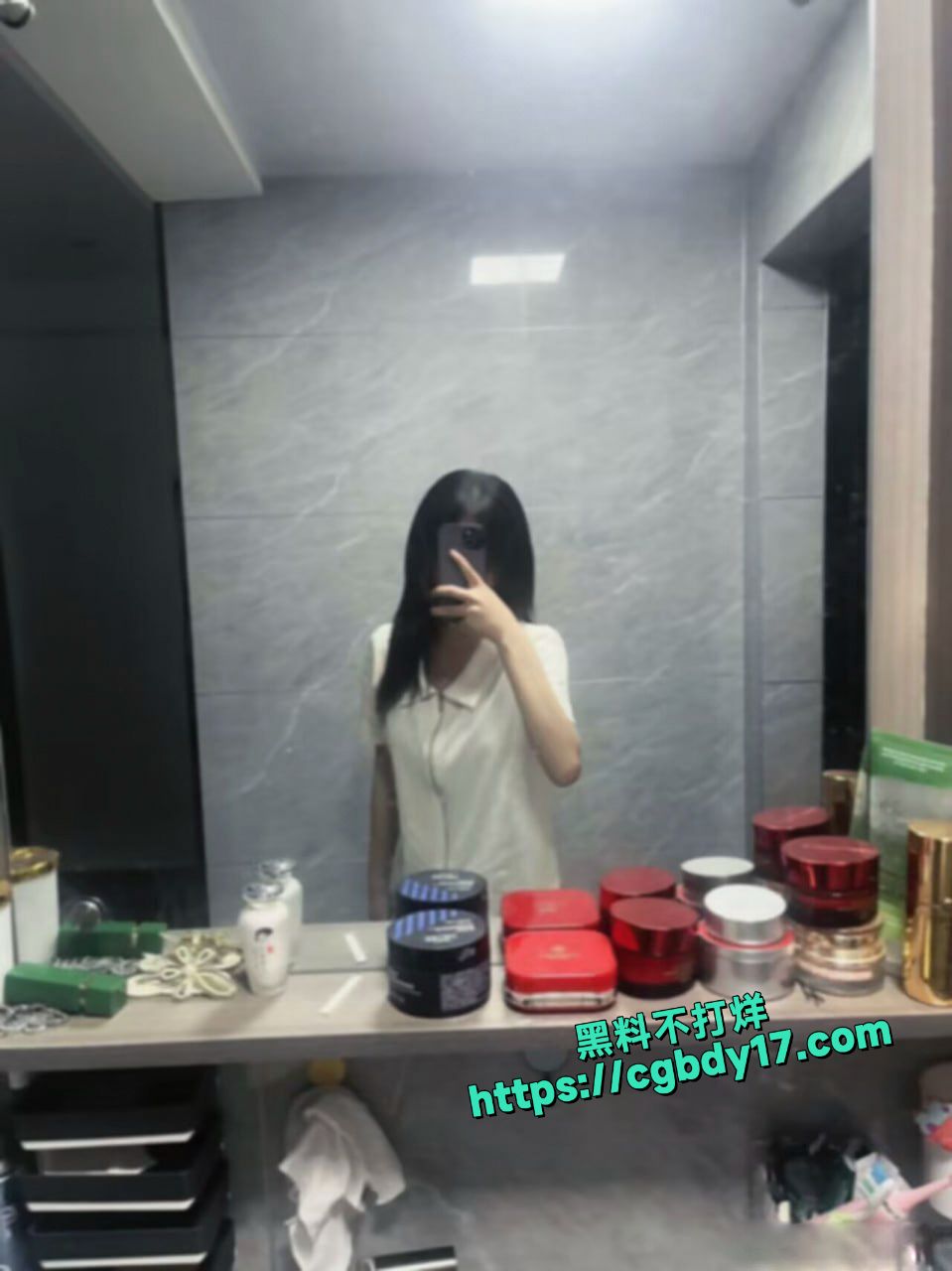 裸贷妹子蒋欣 微借款定制视频口叼内裤摆拍自慰抠出血4