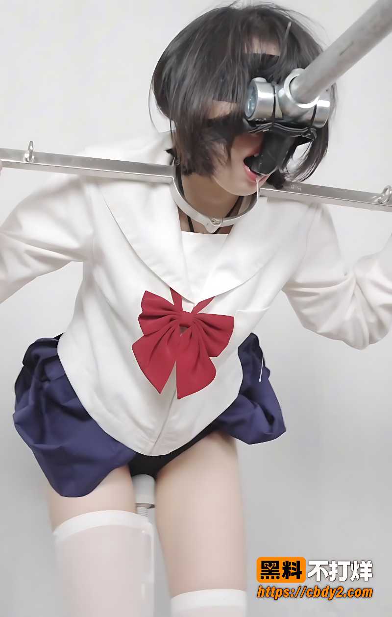 JK妹子被固定在支架上嘴里塞着开口塞12