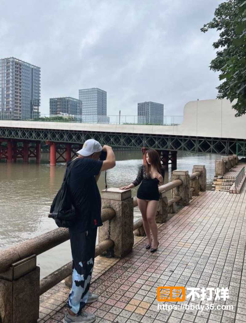 抖音模特冉冉同学兼职妓女被摄影师3P22