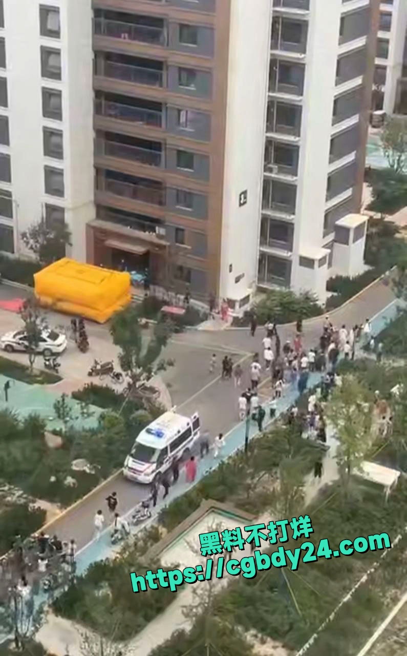 搞笑年轻人跳楼自杀没经验充气城堡已展开跳歪了3