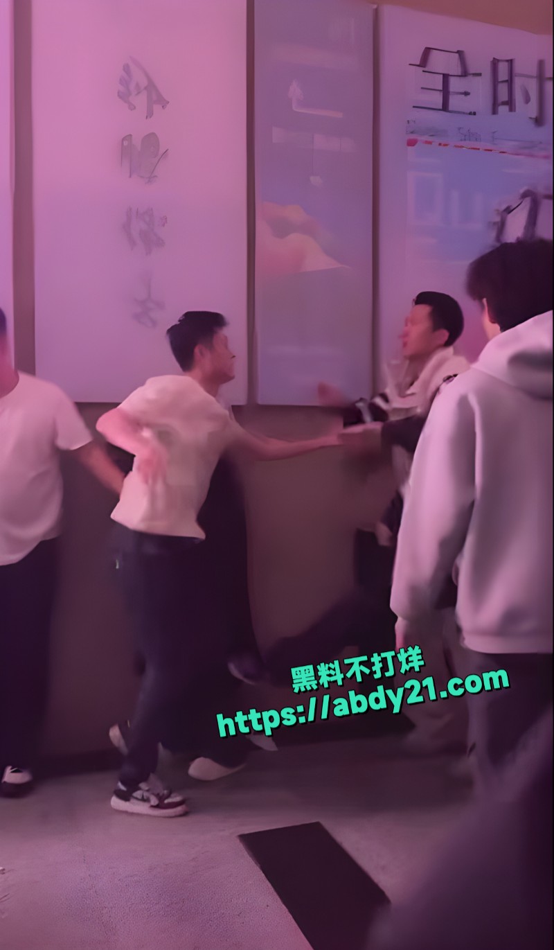 商场精神小伙大乱斗