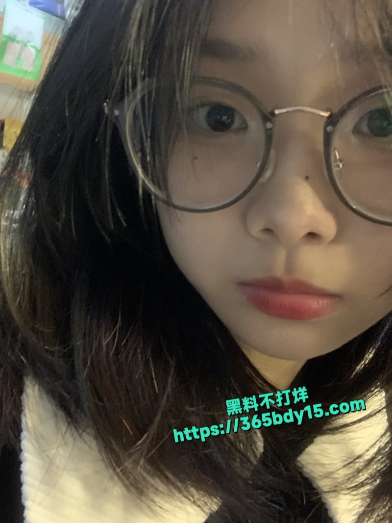 漂亮的眼镜学妹1