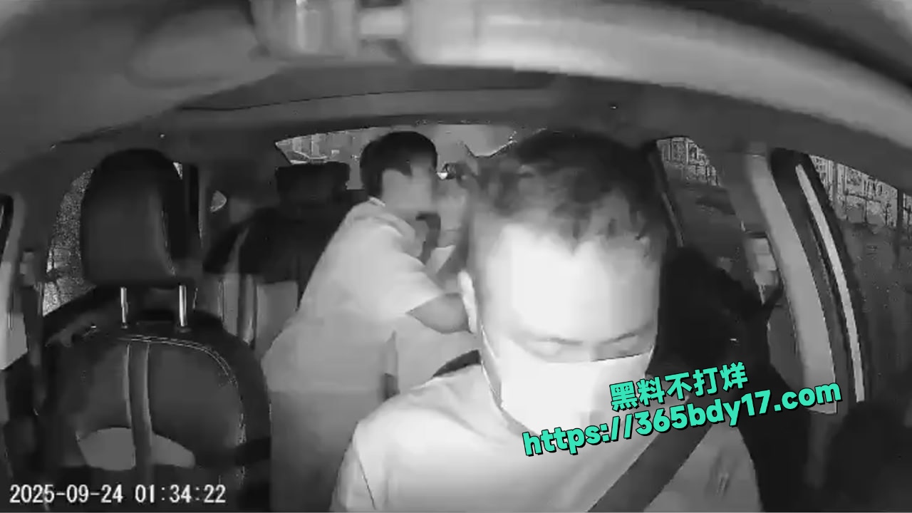小情侣出租车上亲热不顾司机偷看 1