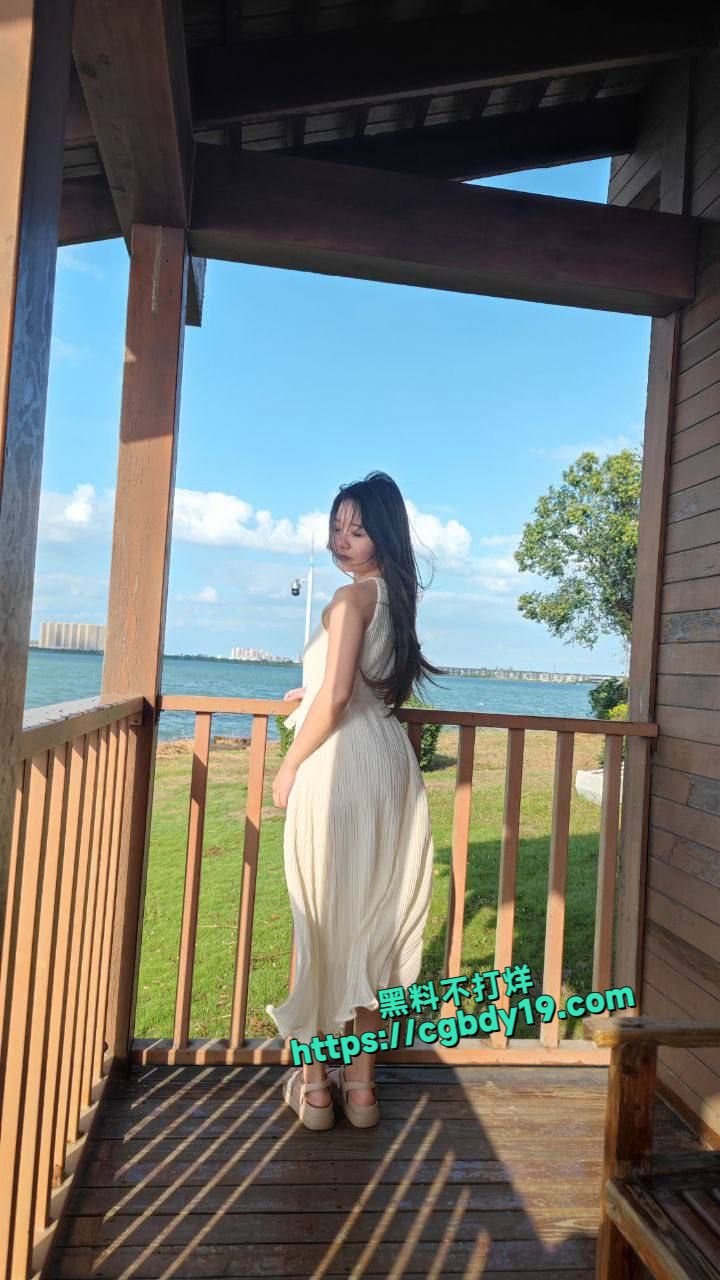 浙江嘉兴何晓韵 老妈在厨房自己跟老公在房间口交1