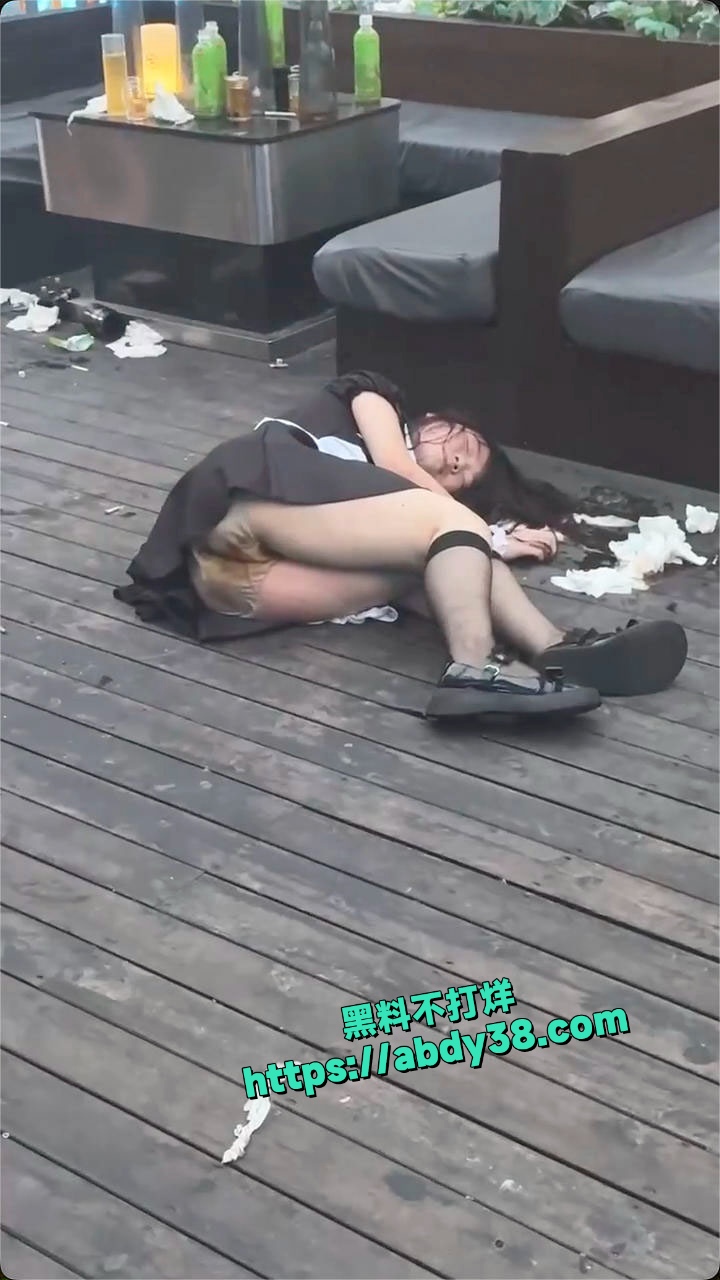 那些醉醺醺被好心大哥照顾的女孩 6