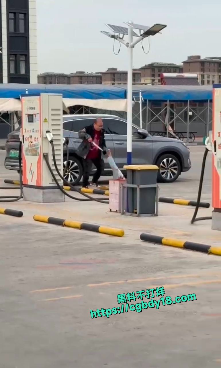 天津市由于电车充电产生纠纷，光天化日捅人4