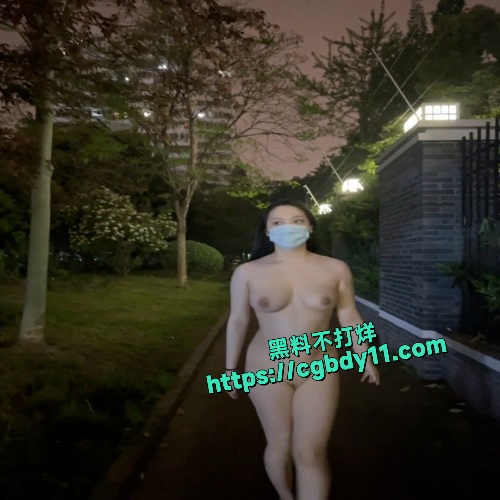 【豆瓣酱】小坦克，私人定制全裸路外露出2