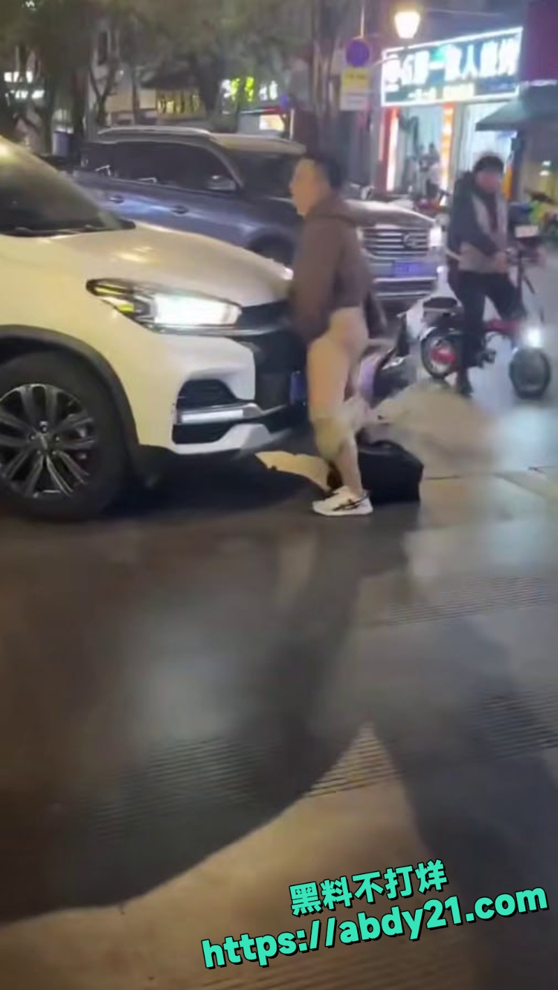 龟男大马路脱裤子日引擎盖 3
