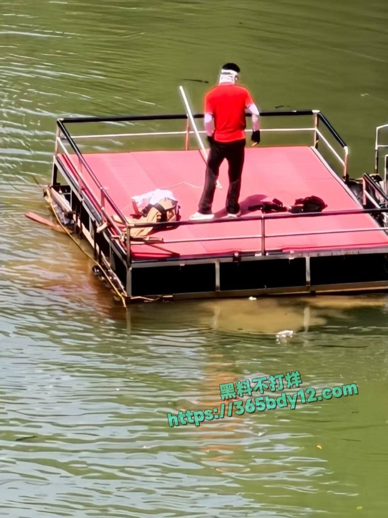 湖北宜昌三峡蹦极绳子断了 人摔在台子边上10