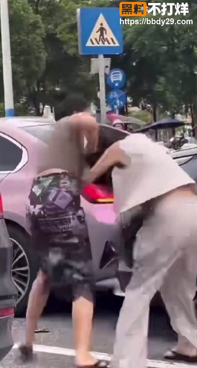 厦门女司机路口动手打架 4