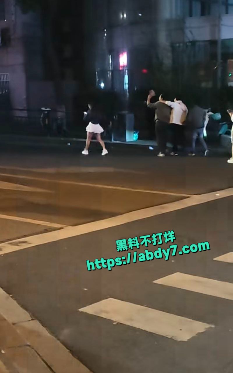 江西上饶市一男子点技师没钱付款1